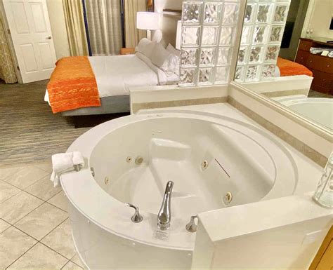 hotels near me with hot tubs